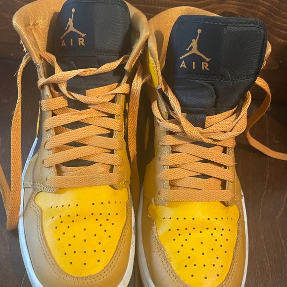 Womens Air Jordan 1 Mid " Chutney" - Picture 2 of 6